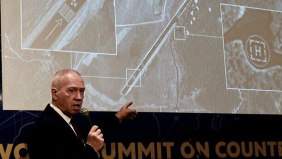 El ministro de defensa israelí, Yoav Gallant, durante la exposición de las imágenes satelitales que muestran un aeropuerto en construcción a 20km de la frontera con Israel, aparentemente llevado a cabo por Irán.