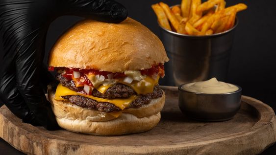 Griollo te espera con sus deliciosas hamburguesas a la parrilla con un toque ahumado