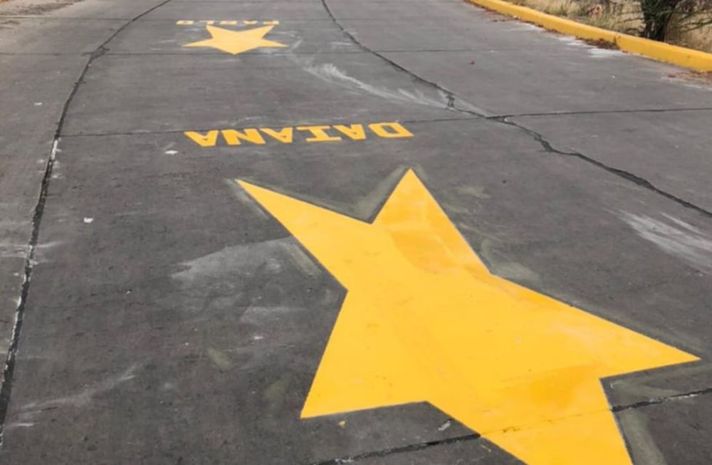 Familiares y amigos pintaron las estrellas de las víctimas del accidente en El Challao.