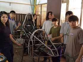 Los estudiantes de la Escuela 4-020 Ingeniero Gabriel del Mazo construyeron un auto eléctrico para competir en el Desafío Eco YPF junto a escuelas de otras provincias.&nbsp;