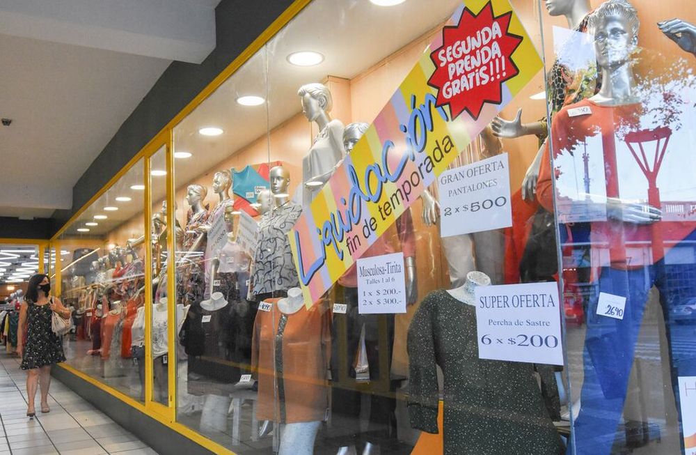 A los aumentos directos en la indumentaria se le suman subas en los impuestos, tasas con incrementos del 50% y deudas  por los préstamos que tomaron en 2020. Foto: Mariana Villa / Los Andes.