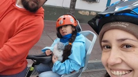 Los Andes | Les avisaron dónde vendían sus bicis robadas, se enfrentaron a los ladrones y solo recuperaron una sillita de bebé. Foto; Gentileza