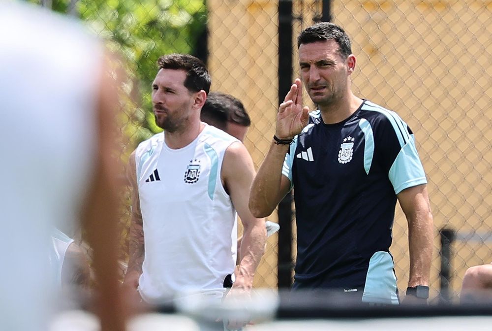 Messi junto a Scaloni durante el último entrenamiento. Messi junto a Scaloni durante el último entrenamiento.