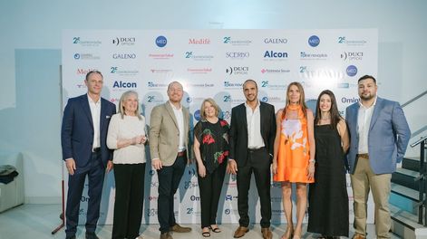 Los socios de la clínica festejando el aniversario número 25