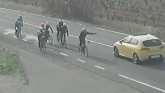 Violencia al volante: un conductor intentó atropellar a siete ciclistas tras pedir que bajara la velocidad