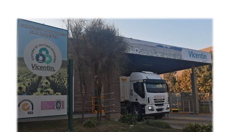 Santa Fe: La cerealera Vicentín pasó de ser la sexta exportadora de granos y derivados de la Argentina a incurrir en cesación de pagos con una deuda cercana a los $ 100 mil millones, y a ser intervenida por el Estado nacional ante el riesgo de quiebra y extranjerización de la empresa. Planta de Vicentin en la ciudad de San Lorenzo.Télam