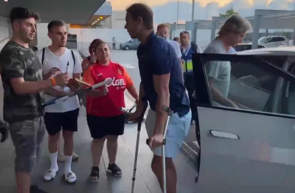 Rafael Nadal fue filmado en muletas tras ganar el Roland Garros