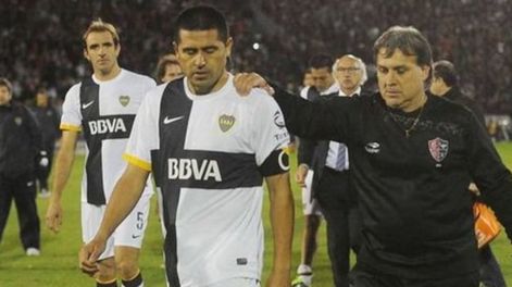 Riquelme y el Tata Martino en el cruce de la Copa Libertadores 2013. / Gentileza.