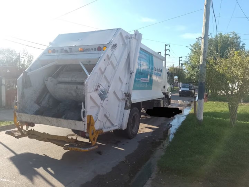 La Plata: una mujer murió atropellada por un camión de residuos que circulaba marcha atrás.