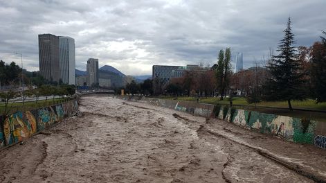 El elevado caudal del río Mapocho, producto de las intensas lluvias en Santiago (Chile). EFE/ Javier Martín