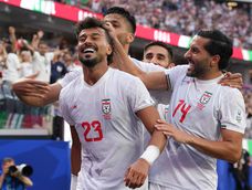 Ramin Rezaeian y Saman Ghoddos de Irán celebran un gol del empate frente a Nueva Zelanda. El conjunto asiático levantó dos veces el marcador. Ramin Rezaeian y Saman Ghoddos de Irán celebran un gol del empate frente a Nueva Zelanda. El conjunto asiático levantó dos veces el marcador.