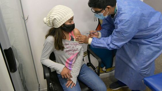 Desde la cartera nacional afirmaron que la vacunación de niños, niñas y adolescentes contribuye a garantizar la presencialidad escolar plena y cuidada en el ciclo lectivo 2022 / Foto: Orlando Pelichotti