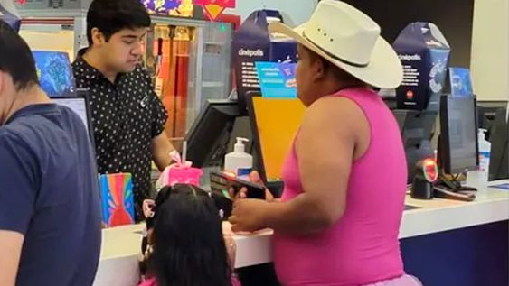 Papá se hace viral por vestirse de rosa para acompañar a su hija a ver Barbie