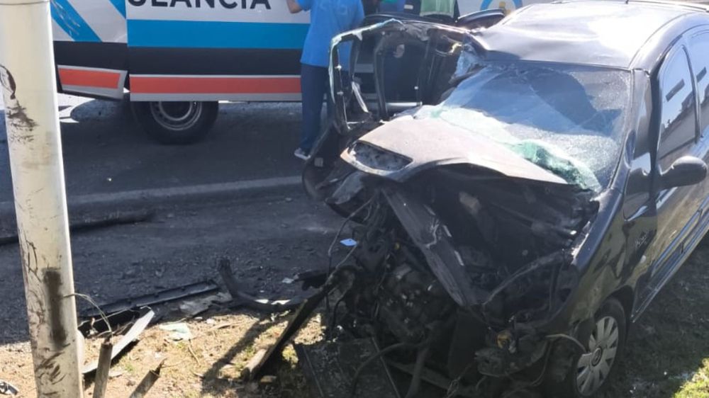 Fuerte accidente en el Acceso Sur: se quedó dormida y colisionó contra un poste de luz.