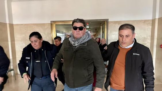 Daniel Rodríguez, el exintendente de la quinta de Olivos, al salir de los tribunales después de declarar varias horas en la causa que promovió Fabiola Yañez contra Alberto Fernández. Foto: Marcos Brindicci / La Nación
