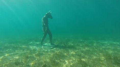 Descubrieron la estatua de un minotauro en el fondo de un lago. Foto LMNeuquén.