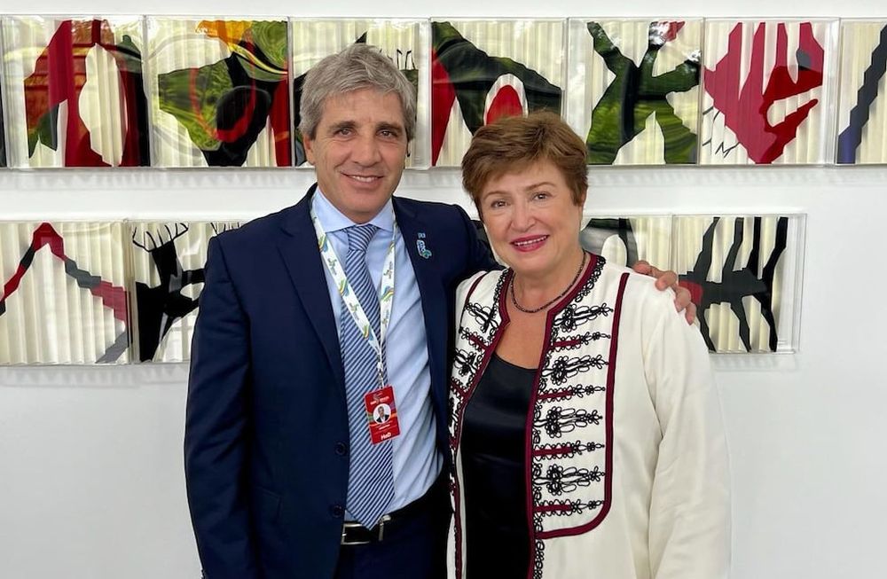 Luis Caputo junto a la jefa del FMI, Kristalina Georgieva.&nbsp;