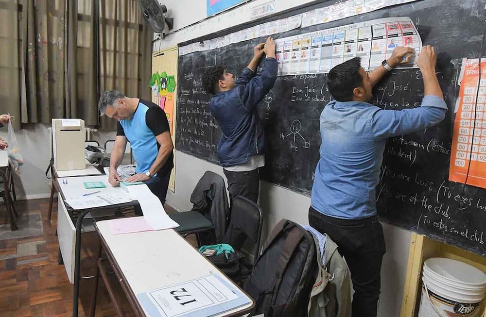 Elecciones PASO en 7 departamentos de la provincia de Mendoza.Presidente y fiscales de mesa en la escuela Justo José de urquiza del departamento de Maipú, organizan urna, boleta única y dejar todo en condiciones para que los ciudadanos de Maipú puedan ingresar a votarFoto:José Gutierrez / Los Andes