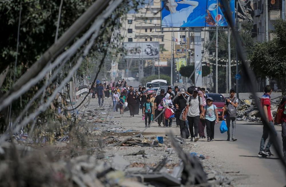 Los residentes evacuan la ciudad de Gaza tras una advertencia israelí de un aumento de las operaciones militares en la Franja de Gaza. Foto: EFE/EPA/MOHAMMED SABER