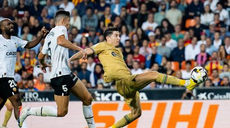 Robert Lewandowski autor del 1-0 para darle el triunfo al Barcelona sobre la hora ante Valencia. (Foto: @FCBarcelona)