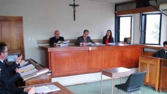 El hombre también exhibió a los niños y a las niñas vídeos pornográficos, y en ese contexto los habría filmado en situaciones violatorias de su intimidad.