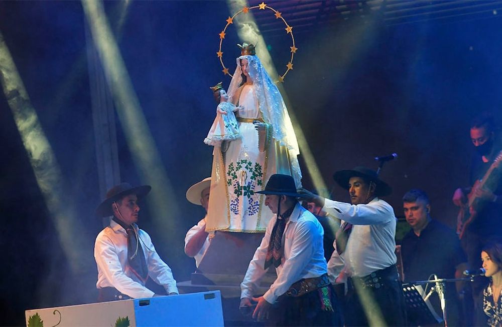 04 Febrero 2022 Mendoza RivadaviaVendimia departamental Rivadavia 2022Un cielo de esperanza”, como se escuchó en las primeras palabras de la noche, Rivadavia eligió a Martina Pilar Boscariol, de 20 años, como flamante Reina departamental de la Vendimia 2022. Así, el departamento del Este festejó una nueva temporada de cosecha junto a su comunidad, en la fiesta denominada “Presagios de tradición”.Virgen de la CarrodillaFoto: Orlando Pelichotti / Los Andes