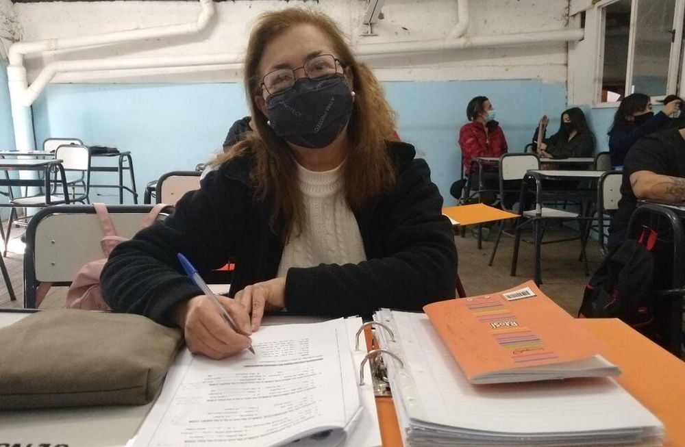 Cristina, es la alumna de 71 años del CENS 3-500. Es una inspiración para toda la institución, demostrando que nunca es tarde para volver a empezar.