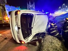 vuelco en godoy cruz: un conductor resulto herido tras perder el control en el acceso sur