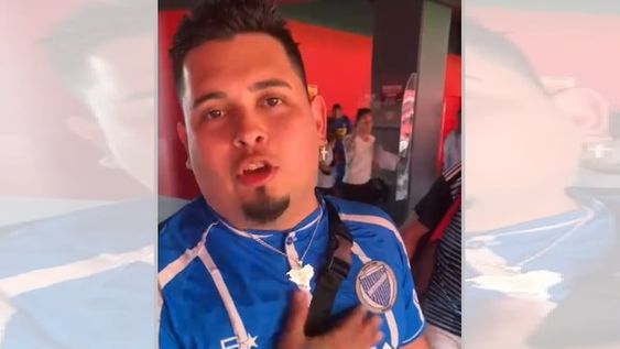 Hinchas de la Peña Tombina Vasca, que acompañaron a la Selección en su entrenamiento en el estadio San Mamés, a puertas abiertas al público. /Captura de video