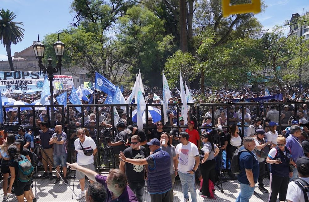 Piqueteros marcharon contra el DNU del Gobierno de Milei.