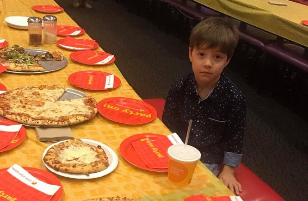 La triste historia del nene que pasó solo su cumpleaños y su festejo se hizo viral