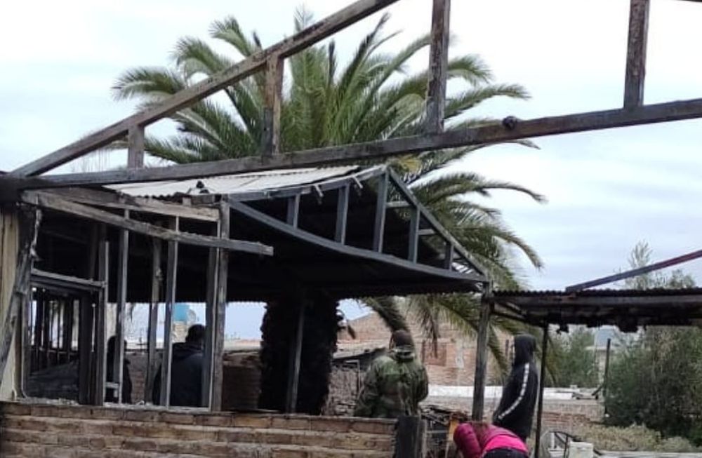 Una familia perdió todo -vivienda incluida- en un incendio en Kilómetro 11 (Guaymallén). Dos mujeres debieron ser rescatadas del interior de la viienda y ahora buscan reconstruir y levantar su casa desde cero.