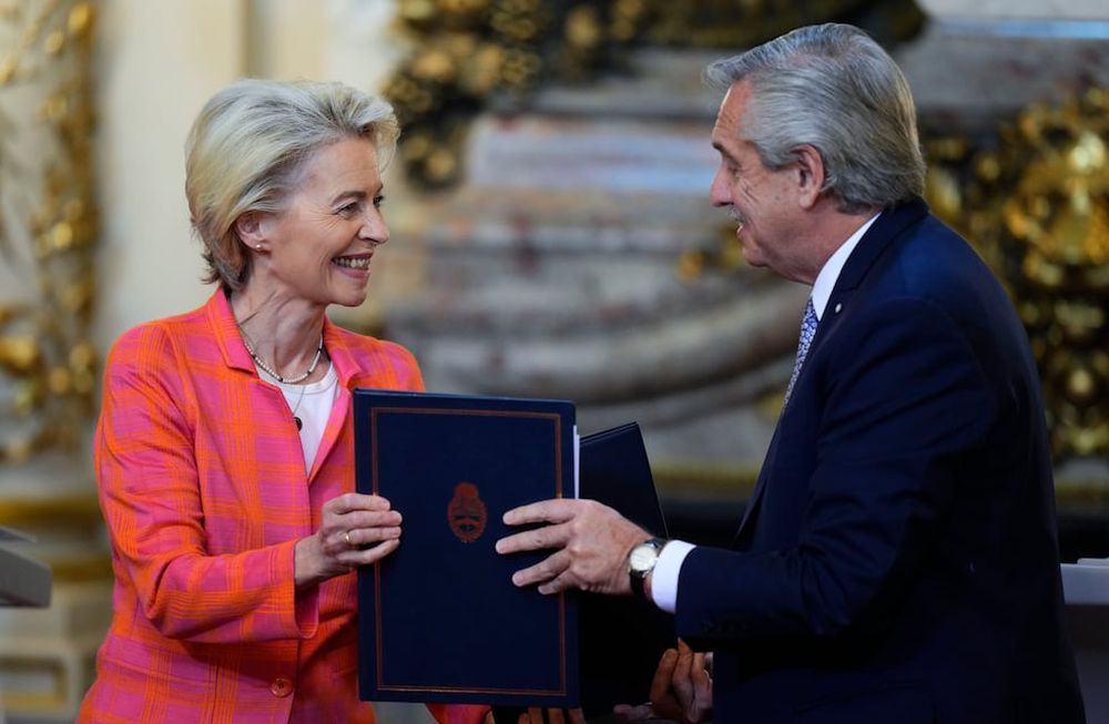 La presidenta de la Comisión Europea, Ursula von der Leyen, a la izquierda, y el presidente de Argentina, Alberto Fernández, intercambian carpetas durante una reunión en la casa de gobierno en Buenos Aires, Argentina, el martes 13 de junio de 2023. (AP Foto/Natacha Pisarenko)