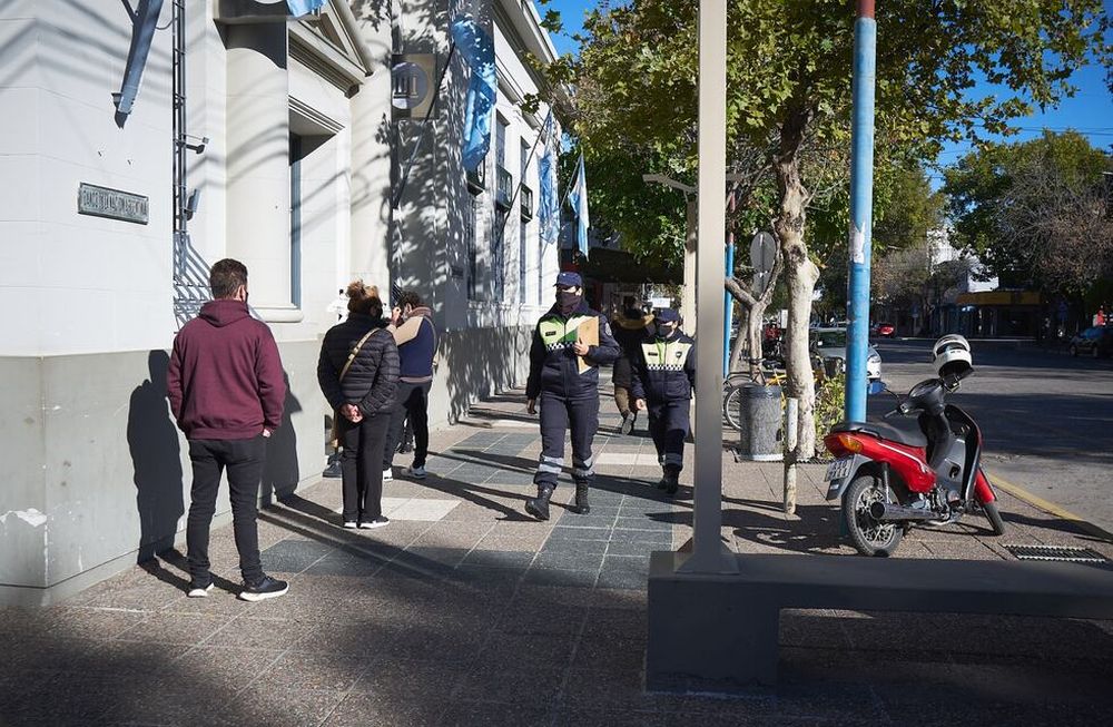 La Policía de Tránsito Municipal recorre las calles de General Alvear controlando el uso del tapabocas. El departamento sureño fue epicentro de la aparición de la variante Manaos.
