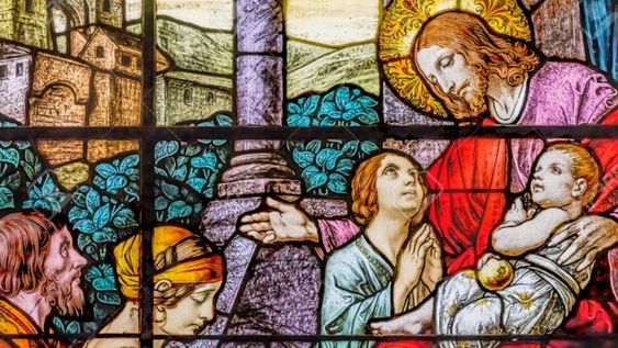 Jesús y los niños pequeños. Detalle del vitral de Franz Meyer (Alemania), de 1920. Obra expuesta en uno de los ventanales de la iglesia católica Gesu, en Miami, Florida. En el Evangelio de Hoy, San Marcos cuenta que no les impidan que se acerquen. 