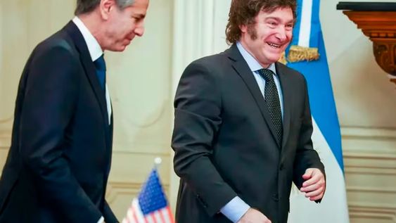 El presidente de Argentina, Javier Milei, con el secretario de Estado de Estados Unidos, Antony Blinken, en el palacio presidencial Casa Rosada.