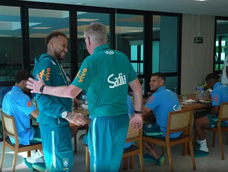 neymar llego a la granja comary en medio de la expectativa de toda brasil