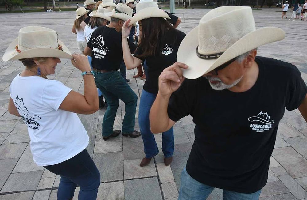 Un grupo de personas baila música country, se reunen cada semana y aseguran que es bueno para la salud ya que requiere estado físico, memoria y concentración para la práctica de este baileFoto: José Gutierrez / Los Andes