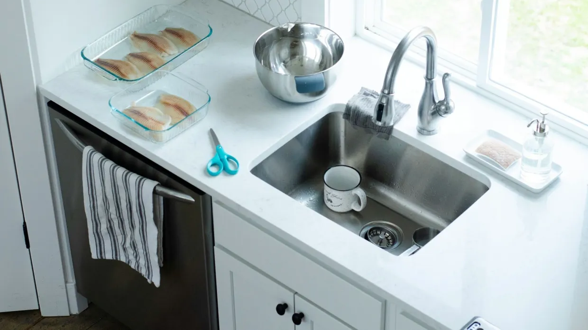 No vuelvas a poner un escurridor de platos en el fregadero: la nueva tendencia no ocupa espacio y mantiene tu cocina limpia