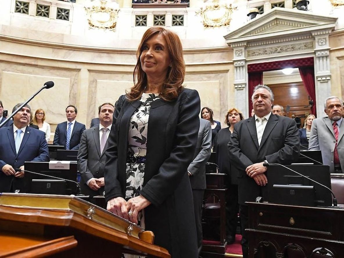 Cristina, junto con Zaffaroni, quiere cambiar esta justicia por otra. Una justicia que no sea una de las patas del poder dividido, sino que sea una pata del poder político.
