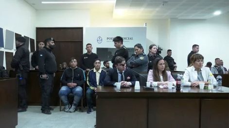 Los Andes | Los tres acusados sentados de fondo mientras escuchan la sentencia a prisión perpetua, por haber asesinado a Nahuel Acevedo para usurparle la casa. - Gentileza / Ministerio Público Fiscal