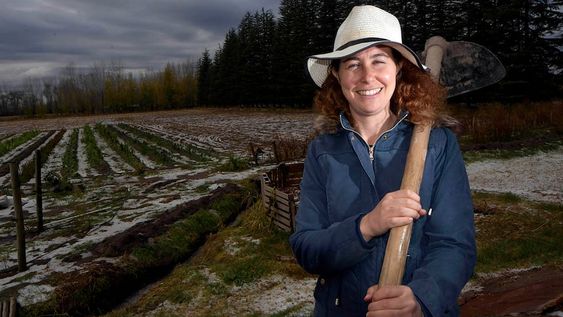 Seltzer es docente y, cuando decidió ir a vivir a Tunuyán, comenzó a ocuparse personalmente del desarrollo de su finca orgánica. / Foto: Orlando Pelichotti / Los Andes