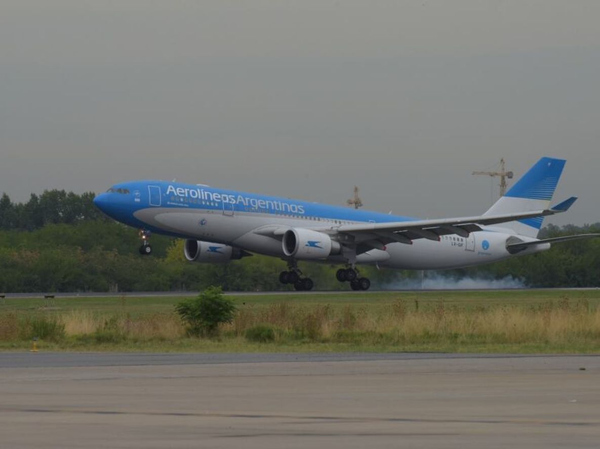 La aeronave aterrizó este mediodía en Ezeiza - Clarín