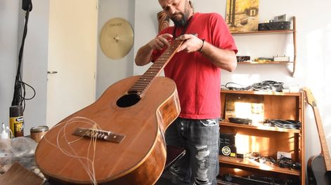 Gabriel Mignani es profesor de guitarra. Repara y dona instrumentos.