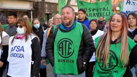 Los Andes | Reunión paritaria entre el Gobierno y ATEEsta mañana llegaron unos 400 manifestantes de la Asociación de Trabajadores del Estado (ATE) y la Asociación de Trabajadores de la Sanidad Argentina (ATSA) hasta el Centro de Congresos y Exposiciones, tras marcha