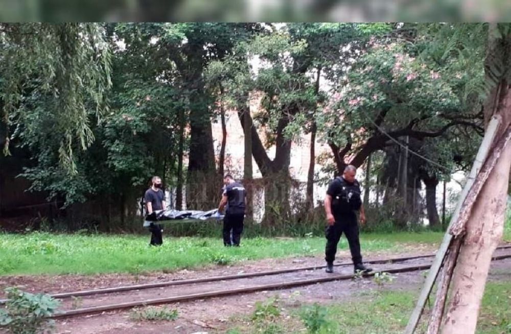 Efectivos de la comisaría 6ta de Santa Fe se lleva el cadáver del hombre de 40 años, luego de que su agresor confesara donde lo había asesinado.