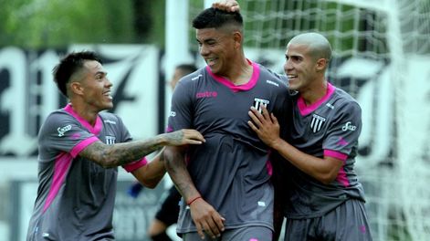 Los Andes | Ahí viene Ramón. Santi González (izq.), Ramón Lentini y Lucas Leguizamón, el juvenil debutante de 19 años, festejan uno de los tantos del goleador de Gimnasia en la gran victoria ante Agropecuario.