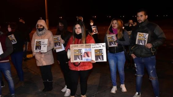 Un grupo de salvamento de las Fuerzas Armadas se sumó a la búsqueda de la niña de 5 años. En la foto, familiares y allegados piden por la aparición de Guadalupe.