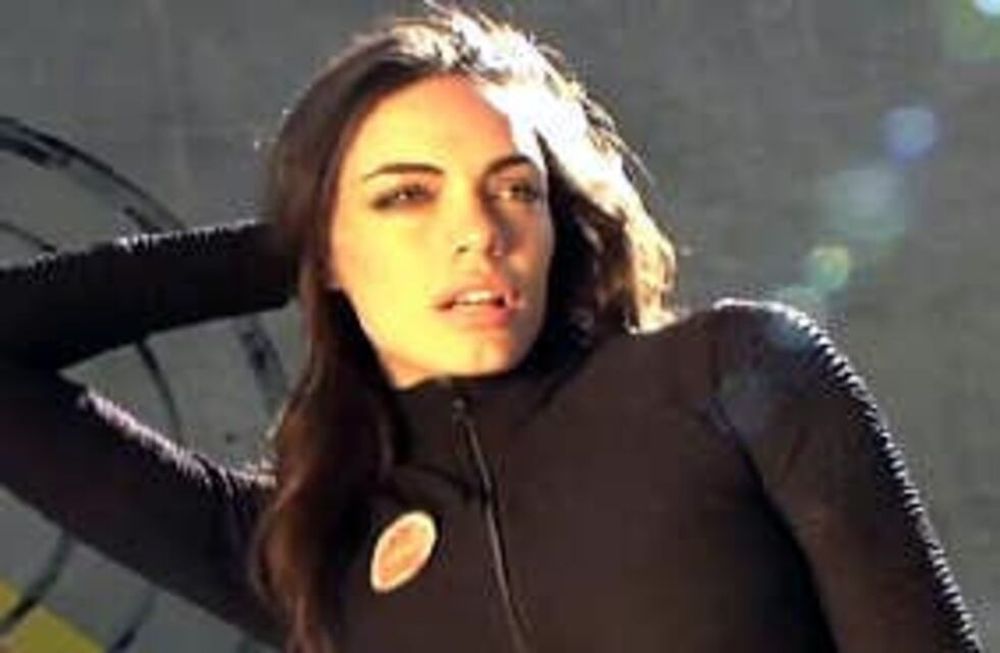Emilia Attias, policía hot en un videoclip