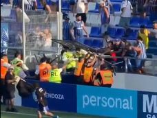 ntre los implicados hay un hincha detenido con munición. La restricción de ingreso a estadios será por dos años en todo el país. ntre los implicados hay un hincha detenido con munición. La restricción de ingreso a estadios será por dos años en todo el país.